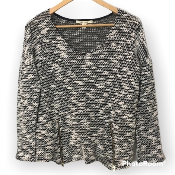 MIAMI Francesca’s Collection Miami brand black white sweater size small - Picture 1 of 8